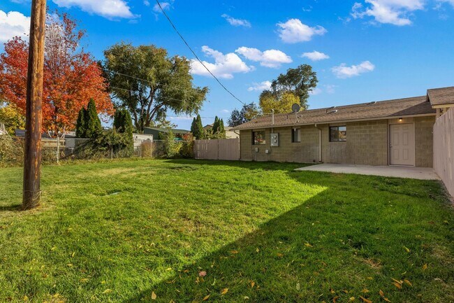 Building Photo - Fresh 2 Bed unit with giant yard, covered ...