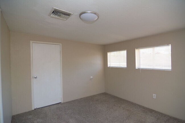 Building Photo - Charming 3 Bedroom 2 Bath House! Close to the UofA and Downtown!