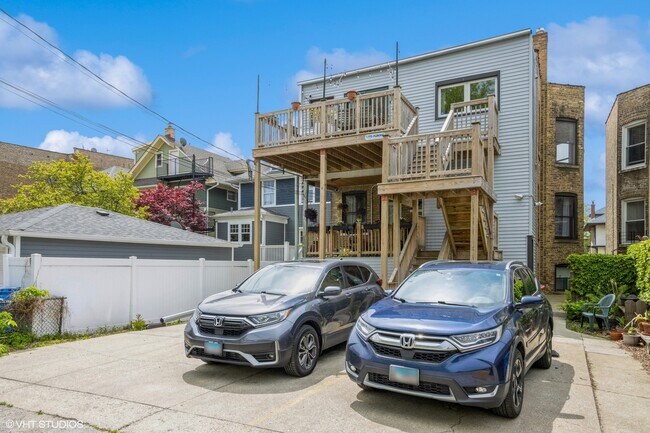 Building Photo - 1228 W Glenlake Ave