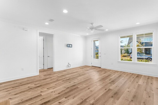 Building Photo - 117 Roundwood Dr