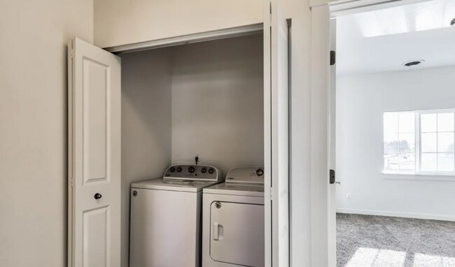 Building Photo - Stylish Townhome with Room to Relax & Ente...