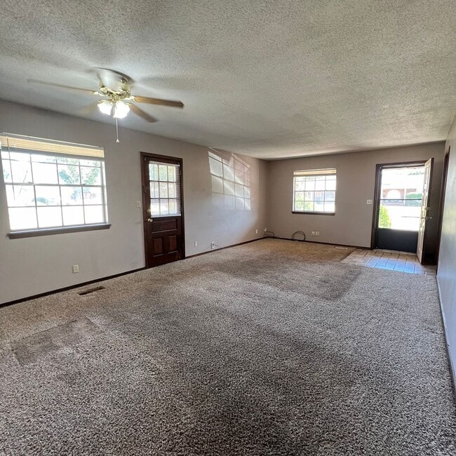 Building Photo - AVAILABLE NOW!