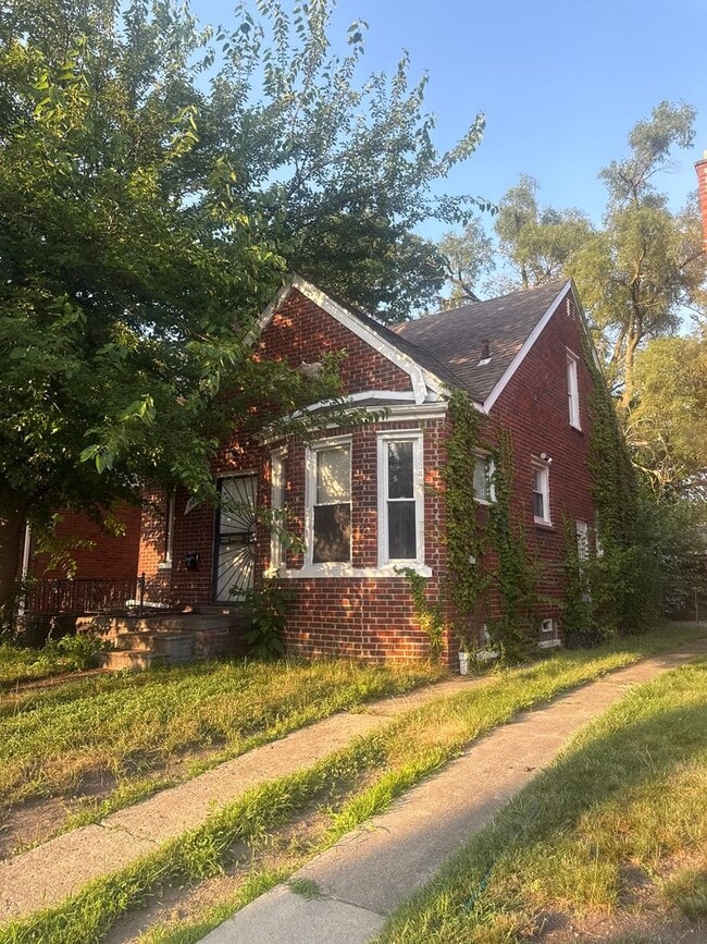 Building Photo - 15738 Sorrento Ave