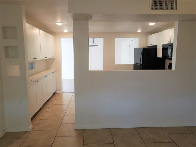 Building Photo - NORTH CENTRAL PHOENIX W/POOL!