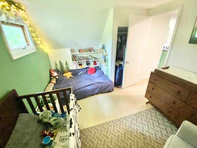 Building Photo - 4 Bedroom Home in South Burlington VT Avai...