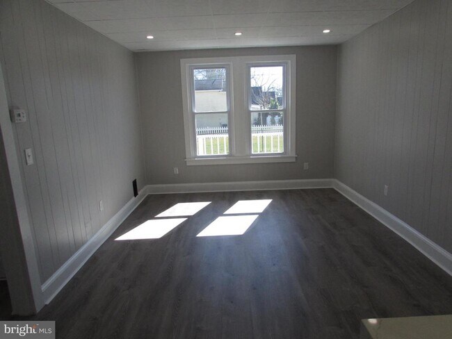 Building Photo - 8700 Maple Ave