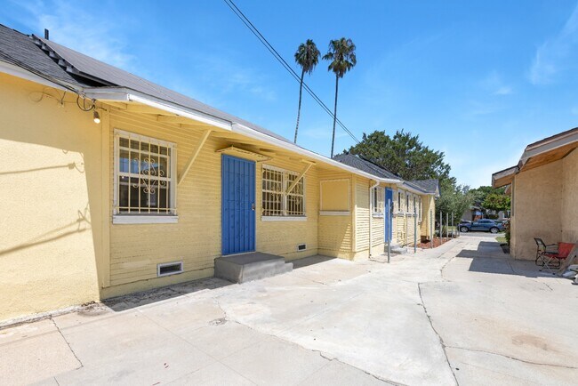 Building Photo - Updated 2BR Duplex in Angeles Mesa – Solar...