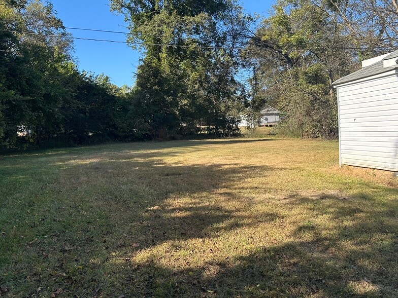 Side yard - 522 Lee St