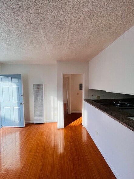 Building Photo - 1260 Beachwood Dr