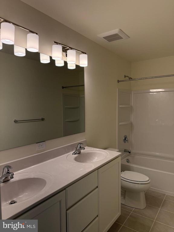 Building Photo - 414 MacLaren Ln