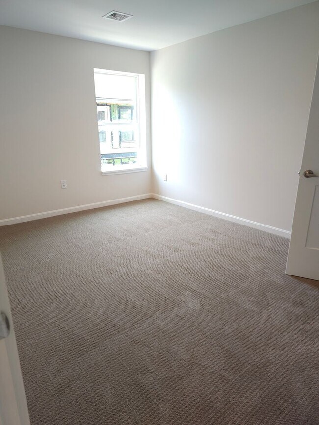 Building Photo - Village at Autumn Pond II: Corner 2 Bedroo...