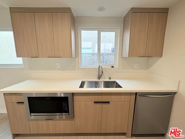 Building Photo - 1302 Amethyst St