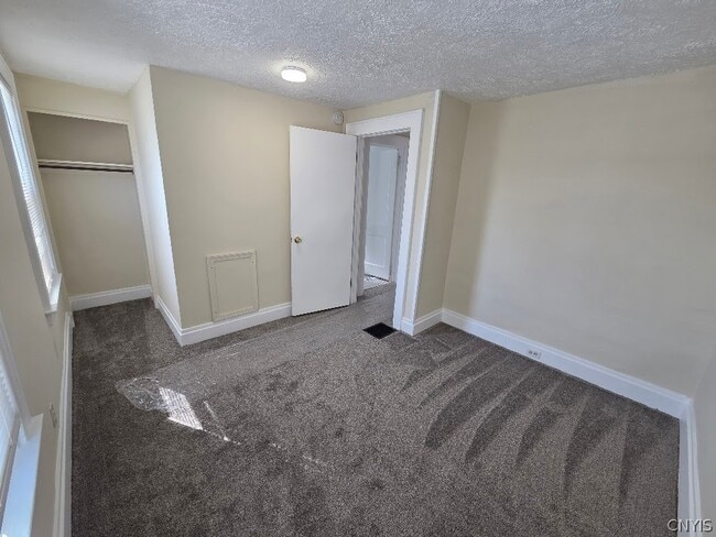 Building Photo - 210 N Midler Ave