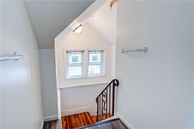 Building Photo - 45 Roseview Ave