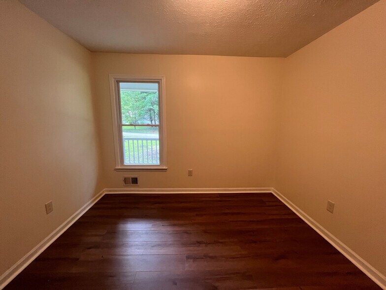 Building Photo - Room in House on Hillboro Cir SW