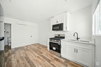 Building Photo - 523 1/2 JADU Studio