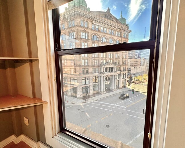 Building Photo - Oversized Downtown 1 Bed, 1 Bath + Den Condo!