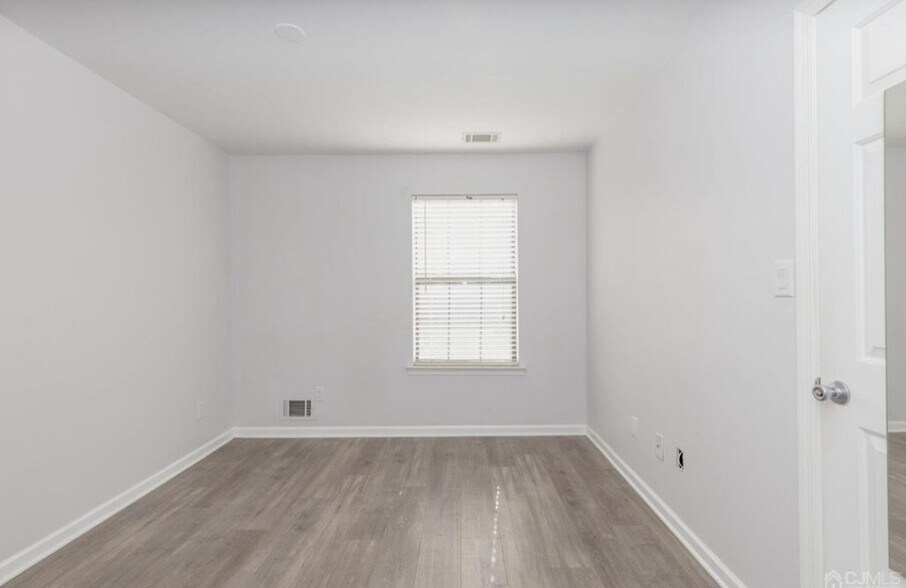 Building Photo - 117 Longfield Ct