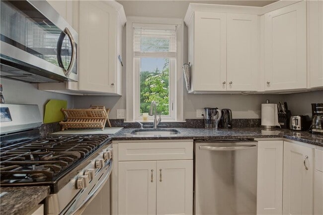 Building Photo - 158 Narragansett Ave