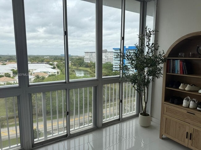 Building Photo - 4200 Hillcrest Dr