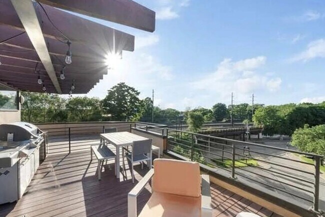 Building Photo - Gorgeous Luxury Townhome