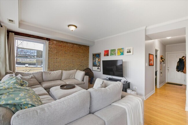 Building Photo - 3040 W Diversey Ave