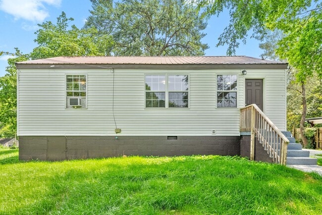 Building Photo - 3 Bedroom Home For Rent Near APSU!