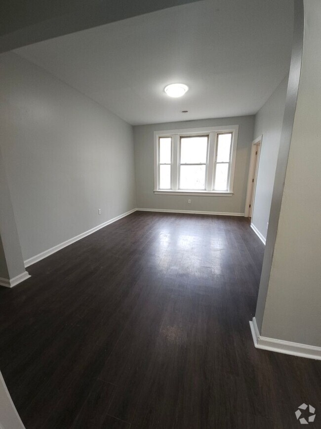 Building Photo - Great 2 Bedroom unit, with a Wonderful Man...
