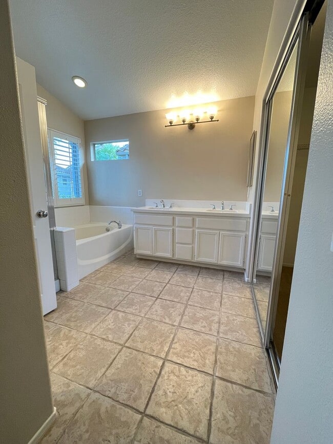 Building Photo - LOVELY 2 STORY DETACHED HOME WITH LARGE LO...