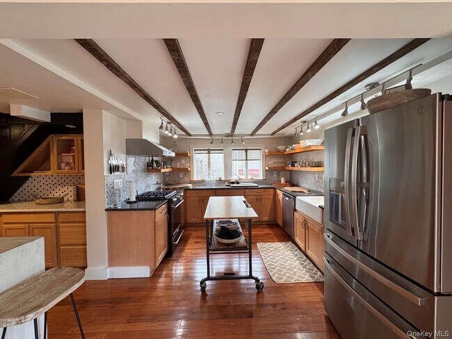 Building Photo - 69 Russell Ave