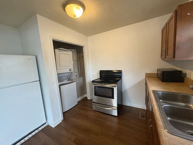 Building Photo - 920 Avery Dr