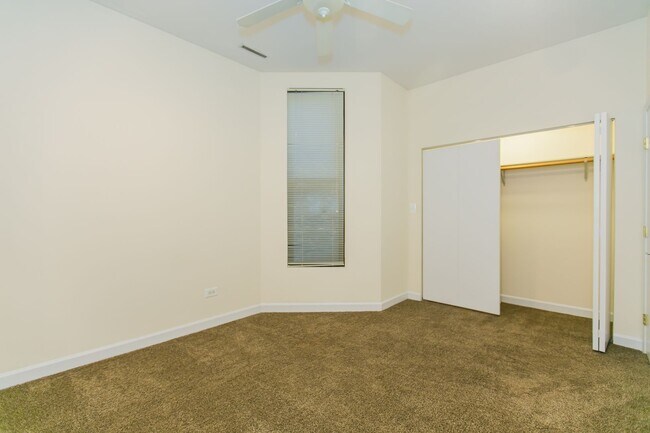 Building Photo - 2342 N Clark St