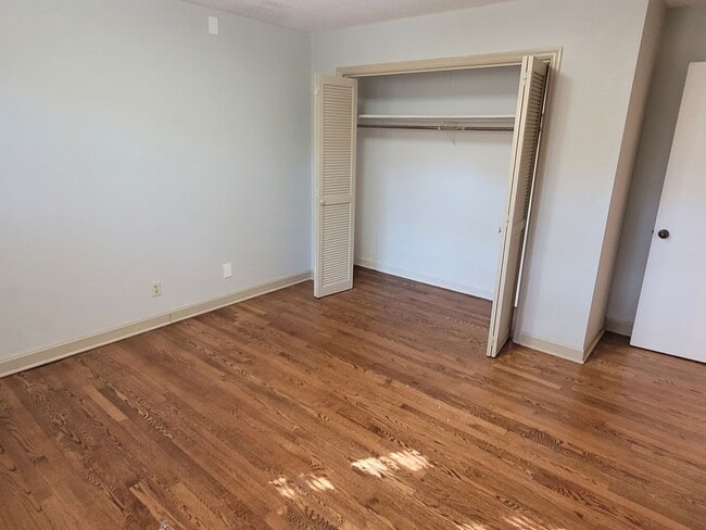 Building Photo - 6420 Cloverdale Dr