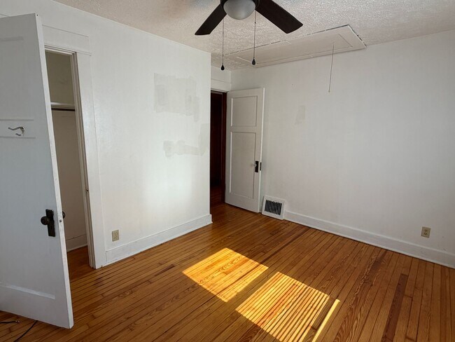 Building Photo - Cute 2 bedroom/1 bath Bunglow with garage in Dayton