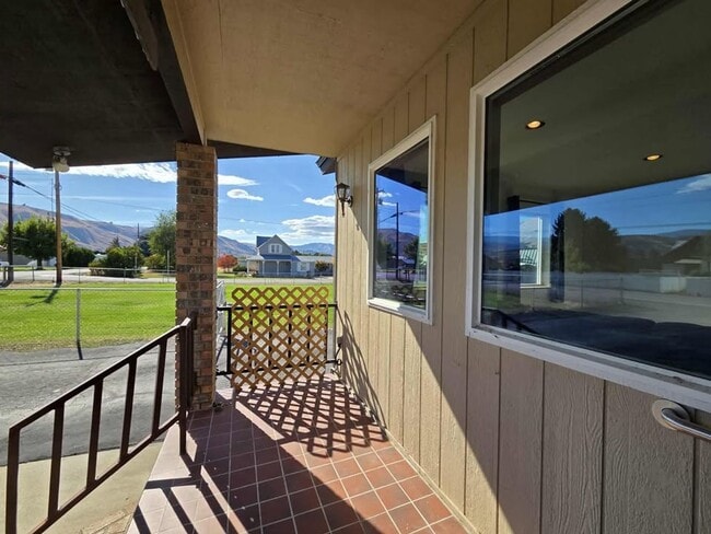 Building Photo - Large 3 Bedroom, 2.5 Bath on Beautiful, HU...