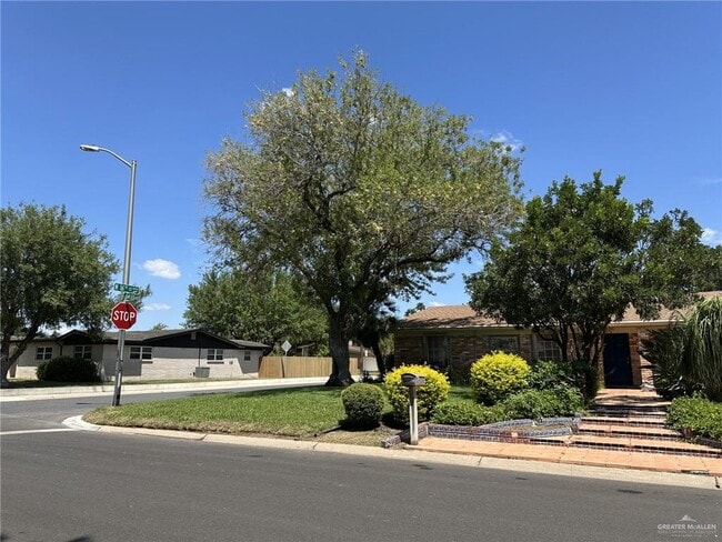 Building Photo - 1518 Redbud Ave