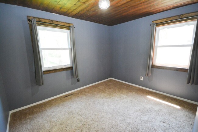 Building Photo - Close to Downtown Location with Fenced Yard