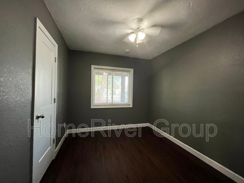 Building Photo - 4715 W Knights Ave