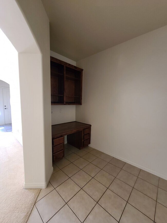 Building Photo - 4/2 bathroom located close to schools, sho...