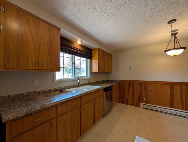 Building Photo - Great 4-Bedroom, 1.5-Bath Home In The River Road Area Of Eugene!