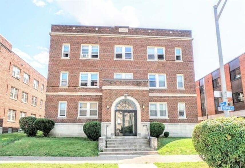 Interior Photo - 49 Troup St