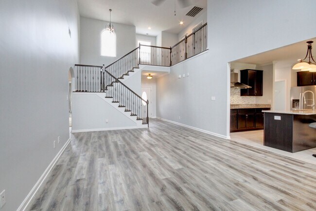 Building Photo - mega Huge wow. 4 bed 3 bath.