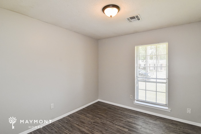 Building Photo - 5731 Roxboro Dr