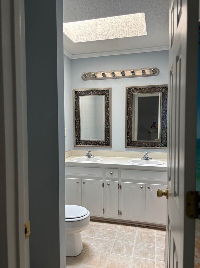 Building Photo - 2330 Vineyard Dr