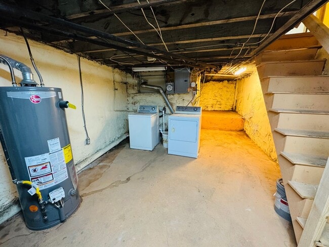 Building Photo - Remodeled 3bd/1 House with Rear yard!! SEC...