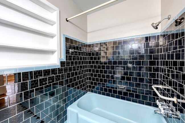 Building Photo - 1135 W 31st St