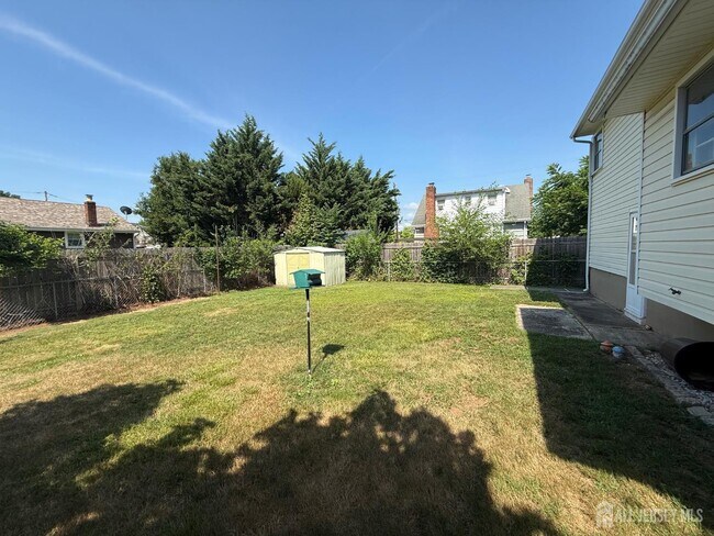 Building Photo - 304 Fairlamb Ave