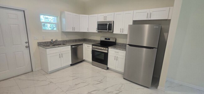 Building Photo - Great Location  2/1 Single Family Home