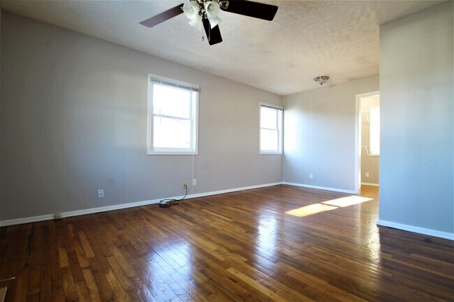 Building Photo - Gorgeous 3 bedroom / 1.5 Bath Home