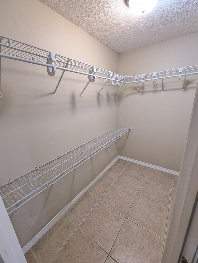 Building Photo - 437 Bridgewater Ct